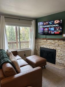 ein Wohnzimmer mit Couch und Kamin in der Unterkunft HNC0617 - Stagecoach Summit Retreat condo in Stateline + 35 Fotos