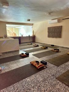 ein Zimmer mit Yogamatten auf dem Boden eines Zimmers in der Unterkunft Pachamaya Holistic Wellness Boutique Hotel & Spa - Adults Only in Cancún