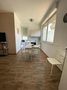 a living room with a table and chairs and a kitchen at Dante home 2 in Ceparana