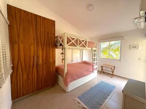 - une chambre avec un lit à baldaquin et une armoire en bois dans l'établissement Villa Tostados Acapulco Diamante, à Acapulco 11 autres photos
