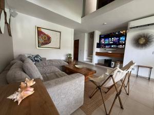 un salon avec un canapé et une table dans l'établissement Villa Tostados Acapulco Diamante, à Acapulco