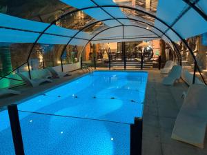 维拉卡洛斯帕兹Hotel El Paraiso Boutique的建筑物内有蓝色水的大型游泳池