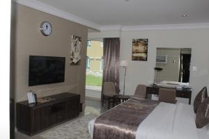 A television and/or entertainment centre at Tio Sea Resort