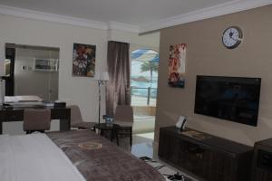 A television and/or entertainment centre at Tio Sea Resort