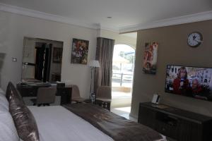 A television and/or entertainment centre at Tio Sea Resort