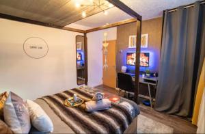 Μια τηλεόραση ή/και κέντρο ψυχαγωγίας στο The Serene Residence with Hot Tub, Sauna and Cinema Experience