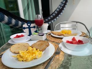 托卢Hotel Soleira的桌子上摆满了早餐食物