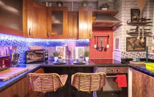 Η κουζίνα ή μικρή κουζίνα στο The Serene Residence with Hot Tub, Sauna and Cinema Experience