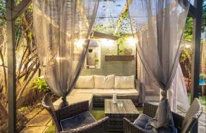 Χώρος καθιστικού στο The Serene Residence with Hot Tub, Sauna and Cinema Experience