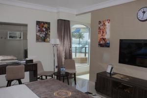 A television and/or entertainment centre at Tio Sea Resort