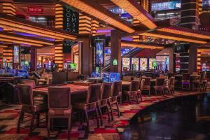 ラスベガスにあるPlanet Hollywood Resort & Casino by Suitenessのカジノのテーブルと椅子