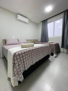 a bedroom with two beds and a window at R1 - Iguaçu Apt - Centro of Foz in Foz do Iguaçu