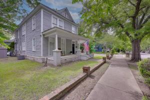 una casa con una bandera en la parte delantera en 1BD 1BA Bold Stay in Elmwood - Heart of Columbia, en Columbia