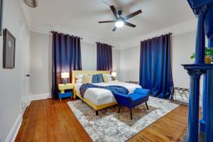1 dormitorio con 1 cama con cortinas azules y ventilador en 1BD 1BA Bold Stay in Elmwood - Heart of Columbia, en Columbia