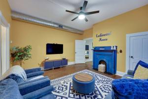 sala de estar con chimenea azul y TV en 1BD 1BA Bold Stay in Elmwood - Heart of Columbia, en Columbia