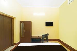 a bedroom with a bed and a desk and a chair at Hotel O by OYO OXY RUDRA INN in Rānchī +34 photos