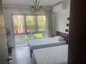 une petite chambre avec un lit et une fenêtre dans l'établissement 1 Bedroom Ground in Marassi Marina 1, à El Alamein 12 autres photos