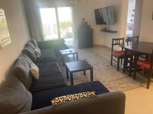 un salon avec un canapé et une table dans l'établissement 1 Bedroom Ground in Marassi Marina 1, à El Alamein