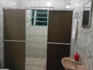 a bathroom with a shower and a sink at hospedagem quarto suite n1 casa da wal in Goiás