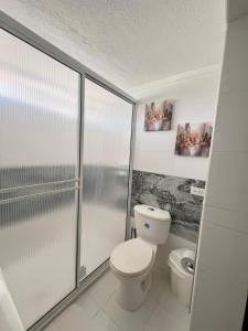 Koupelna v ubytování Alojamiento Casa-posada CAMELL + 37 fotografií