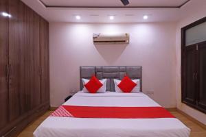 Postel nebo postele na pokoji v ubytování Hotel O Pari Residency