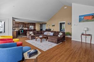 Χώρος καθιστικού στο Spacious 4-Bedroom Oceanfront Home