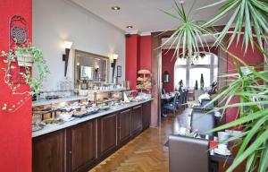 un restaurante con un bufé donde se exhibe la comida en Arthotel ANA Residence Bremen, en Bremen