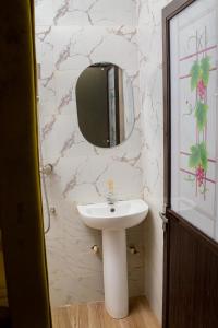 un baño con lavabo y espejo en Fola's House, en Lagos 22 fotos más