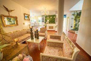 a living room with couches and a table at Posada del Angel in Salento
