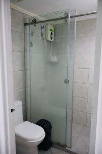 un bagno con wc e doccia in vetro di Panchitos Nest a Morong