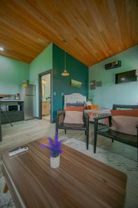 Køkken eller tekøkken på Paraiso Lima -King bed and balcony with jacuzzi, fast Wifi, EV powering included! Only 5 minutes to La Fortuna