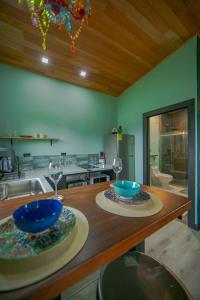 Køkken eller tekøkken på Paraiso Lima -King bed and balcony with jacuzzi, fast Wifi, EV powering included! Only 5 minutes to La Fortuna + 12 billeder