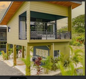 En have udenfor Paraiso Lima -King bed and balcony with jacuzzi, fast Wifi, EV powering included! Only 5 minutes to La Fortuna