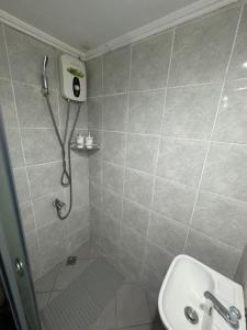 un bagno con doccia e lavandino di Panchitos Nest a Morong