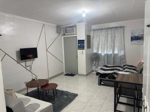 un soggiorno con un divano e un tavolo di Panchitos Nest a Morong