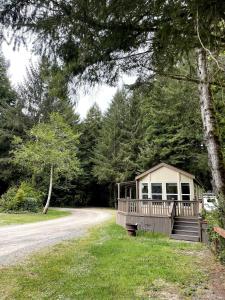 een kleine hut aan de kant van een weg bij Tall Trees Cabin in a Campground - Plain and Simple in Klamath
