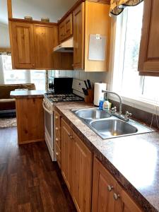 een keuken met een spoelbak en een fornuis bovenste oven bij Tall Trees Cabin in a Campground - Plain and Simple in Klamath