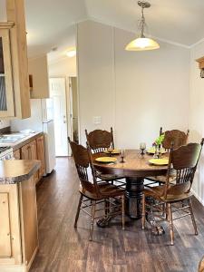 een keuken met een eettafel en stoelen bij Tall Trees Cabin in a Campground - Plain and Simple in Klamath