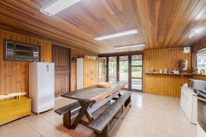 Η κουζίνα ή μικρή κουζίνα στο Cabana do Pomar | Campo Magro | 20min de Curitiba | C228 +29 φωτογραφίες