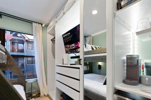 una piccola stanza con letti a castello di Resort Studio Suite in Prime Breck Location with Free Parking, Hot Tubs, Sauna & Gym a Breckenridge