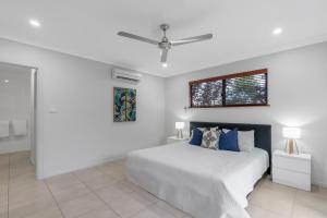 Ένα ή περισσότερα κρεβάτια σε δωμάτιο στο Trinity Beach Oasis - Poolside Retreat and Serenity +37 φωτογραφίες