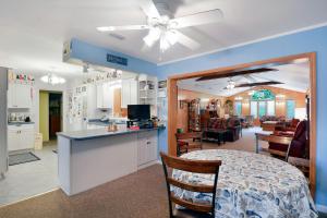 eine Küche und ein Wohnzimmer mit Tisch und ein Esszimmer in der Unterkunft Ginger's Guesthouse in Jekyll Island