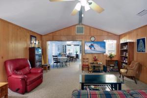 ein Wohnzimmer mit einem roten Sofa und einem Tisch in der Unterkunft Ginger's Guesthouse in Jekyll Island
