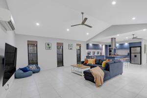 Μια τηλεόραση ή/και κέντρο ψυχαγωγίας στο Trinity Beach Oasis - Poolside Retreat and Serenity