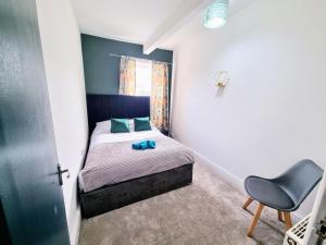 Ένα ή περισσότερα κρεβάτια σε δωμάτιο στο Huddersfield Town Canal Retreat pet friendly
