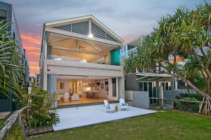 Beachfront Bliss في غولد كوست: منزل حديث مع إطلالة على الفناء الخلفي