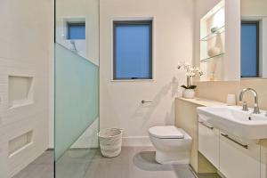 Beachfront Bliss في غولد كوست: حمام مع مرحاض ومغسلة +36 صورة