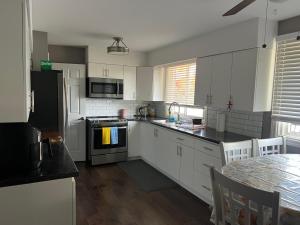 Η κουζίνα ή μικρή κουζίνα στο Bright Lake Cottage with Pool and Hot Tub +17 φωτογραφίες