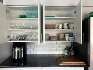 Η κουζίνα ή μικρή κουζίνα στο Bright Lake Cottage with Pool and Hot Tub