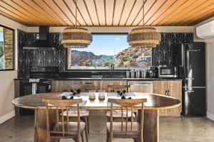 Nhà bếp/bếp nhỏ tại Bedrock Bungalow By The Cohost Company